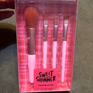 NWT Sweet & Shimmer Travel Brush Set and Brush Cleaning Wipes